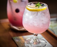 To Schweppes Pink Grapefruit διοργανώνει τα πιο απροσδόκητα Secret Parties της πόλης και σε καλεί να τα ανακαλύψεις