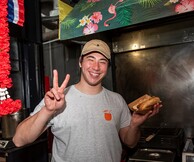 Ταϊλανδέζικο hot - dog, ιταλικά panzerotti και αμερικάνικα sliders: Όσα πρωτότυπα δοκιμάσαμε στο φετινό Athens Street Food Festival