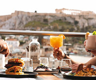 Manouka Day & Night Gastro Bar: Η αγαπημένη ταράτσα της Ερμού ανανεώθηκε και μοιράζει γευστικές μνήμες