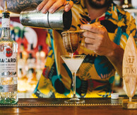 Daquiri, το ποτό που μας χαρίζει στιγμές δροσιάς στο πιο Tiki Bar της πόλης