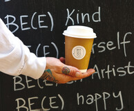 Let it bee: Αρωματικός καφές, χειροποίητες νοστιμιές και vegan συνταγές που θα λατρέψεις