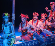 «Ροβινσώνας Κρούσος»: Η συναρπαστική μουσικοθεατρική παράσταση για μικρούς και μεγάλους σε σκηνοθεσία Τατιάνας Λύγαρη 