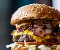 Ο Σταύρος Βαρθαλίτης δημιουργεί το νέο limited-edition burger των PAX και φωνάζει «Ω να σου!»