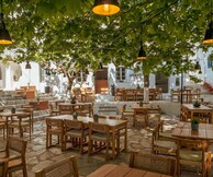 Επισκεφθήκαμε το γνωστό γαστροκαφενέ στην Τήνο και αυτά είναι τα τα Must-Try Πιάτα που λατρέψαμε