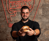 ΠΑΞΜΑΝ @ PAX Burgers: To νέο smashed burger του Σταύρου Βαρθαλίτη θα σε κάνει να το ζητάς ξανά και ξανά