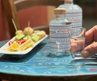 Μια νέα τσικουδιά κλείνει την παράδοση της Κρήτης σε ένα μπουκάλι 