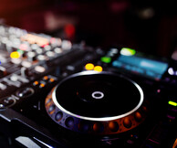 Η Άντζυ Καραγιάννη στα decks του «Στυλ» για μια αξέχαστη μουσική εμπειρία