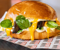 Talking Breads: Το νέο rock street food spot στο Σύνταγμα που θα γίνει στέκι σου
