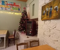 Σαλός λαγός: Το νέο οινομαγειρείο στα Άνω Πατράλωνα που θυμίζει οικογενειακό τραπέζι
