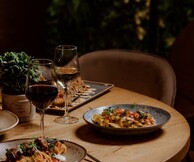 Παραμονή Χριστουγέννων στο Αmber και το Chalet με μουσικές και το πιο ξεχωριστό μενού