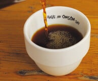 Omsôm: Μια ομάδα coffee roasters που ταξιδεύει, ανακαλύπτει και μας παρουσιάζει ό,τι καλύτερο
