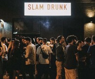 Slam Drunk: Το Hotspot του Χαλανδρίου που Μας Επιστρέφει στα 90s & 00s