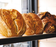 Breadman: Προζυμένιο ψωμι, μοναδικό brunch και φουρνιστά panini στη γειτονιά του Παγκρατίου