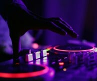 Bolivar Beach Club: Δύο κορυφαίες μουσικές εμπειρίες που υπόσχονται να ανεβάσουν τη θερμοκρασία