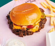 Epos Βurgers: H γεύση του αυθεντικού smashed burger ταξιδεύει από την Αντίπαρο στη Γλυφάδα