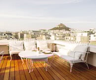 NEW Hotel Art Lounge & Lobby Bar: Το Art Lounge και το Lobby Bar, τα δύο εστιατόρια του NEW Hotel, ανανεώνουν μενού και διάθεση, και υποδέχονται το καλοκαίρι