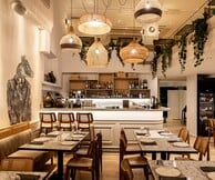 Mezze Athens: H σύγχρονη εκδοχή του μεζεδοπωλείου στο κέντρο της πόλης