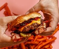 Sam Burgers: Όταν η αυθεντική αμερικανική γεύση συναντά την καρδιά της Αθήνας