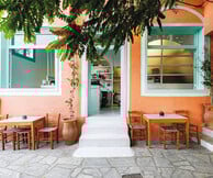 Stella’s Arnados: Ιταλική πίτσα και spritz στα καλντερίμια της Τήνου