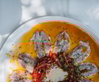 Vallis Restaurant Syrtaki: Μια ιστορία με θέα το Σούνιο και γεύσεις που μιλούν κατευθείαν στην ψυχή