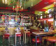 Tiki bar: Εξωτικά vibes που αλλάζουν το καλοκαίρι στην Αθήνα