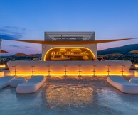 Summer nights, beach vibes & DJ sets: όλα οδηγούν στο Isla Brown Corinthia, Curio Collection by Hilton