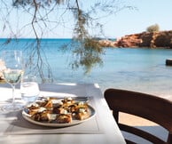 Η Cookoovaya φωλιάζει στην Αντίπαρο 