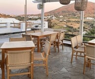 Από το Παγκράτι στην Τήνο: Ο «Ροζ Πάνθηρας» άνοιξε πανιά για τις Κυκλάδες