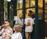 Nosh: Η Αθήνα καλωσορίζει τα rolls αστακού στη street food σκηνή της