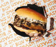 Smash'n Bun: Η νέα εποχή του smash burger μέσα από την υπογραφή του σεφ Μιχάλη Νουρλόγλου