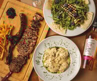 Ροζ Πάνθηρας: Το grill house που κάνει το Παγκράτι να μοσχομυρίζει φαγητό