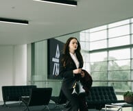 Έμα Στόουν και Τζέσι Πλέμονς σε ψυχολογικό μπρα ντε φέρ υπό την επίβλεψη του Γιώργο Λάνθιμου