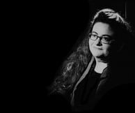 Η Νένα Βενετσάνου φέρνει τις «Σκληρές Βιολέτες» στο ΦΟΥΓΑΡΟ για μία μοναδική βραδιά