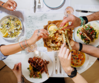 Bottomless Brunch + Βeats: Το νέο στέκι του Σαββατοκύριακου στη Γλυφάδα