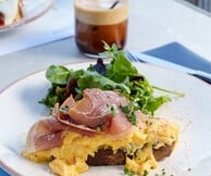 Okio Zea: Η νέα γευστική εμπειρία στη Μαρίνα Ζέας