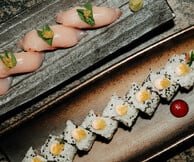 Rawbata: Από το nigiri με wasabi ως τα μπιφτεκάκια προβατίνας — κάθε πιάτο μια ιστορία