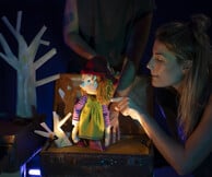 «Μ΄ένα κόκκινο σκουφί»: Το Θέατρο κούκλας Κοκού-Μουκλό και η Βάσω Γιαρένη ταξιδεύουν τα παιδιά