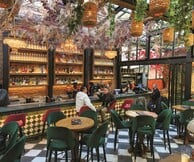 Le Grand Patron: Το στέκι του Αιγάλεω που φωτίζει τις βόλτες μας