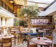 Cinapos: Το βιωματικό μεζεδοπωλείο που ζωντανεύει το ελληνικό τραπέζι