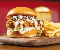 TGI Fridays™: Νέες γευστικές αφίξεις και vibes που κάνουν κάθε μέρα να μοιάζει με Παρασκευή.