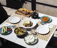 Φαμιλόκαλ: Νόστιμα πιάτα και ζωντανή μουσική στο αγαπημένο φαγάδικο