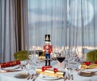 Ο γιορτινός κόσμος του NEW Hotel τον Δεκέμβριο