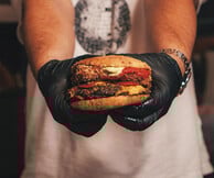 F*Smashing District Mozzart και Πραξιτέλους: Μια συνεργασία-έκπληξη και ένα μεγάλο street party στην καρδιά της Αθήνας