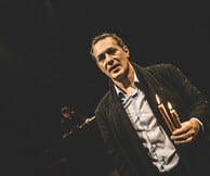 «Ο Αμερικάνος» του Αλέξανδρου Παπαδιαμάντη με τον Θανάση Σαράντο επιστρέφει στο Θέατρο ΡΟΕΣ