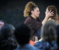 «Ολική Άμεση Συλλογική Επικείμενη Επίγεια Σωτηρία»: Μια σκοτεινά επίκαιρη θεατρική εμπειρία μεταμορφώνει τον παλιό χώρο της ΦΙΑΤ