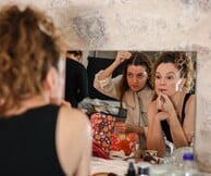 «Ολική Άμεση Συλλογική Επικείμενη Επίγεια Σωτηρία»: Μια σκοτεινά επίκαιρη θεατρική εμπειρία μεταμορφώνει τον παλιό χώρο της ΦΙΑΤ