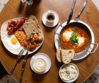 Το Benedict Berlin φτάνει στην Αθήνα για να κάνει πράξη το πρωινό που δεν τελειώνει ποτέ 