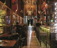 Urban Bar: Εδώ μαζεύονται τρεις διαφορετικές γειτονιές, και καθεμία έχει έναν καλό λόγο