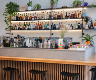 Commune: Specialty καφές, premium ποτά και μια συλλογή από βινύλια σε ένα νέο υβριδικό στέκι