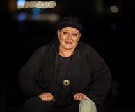 «Η Κυρά της Ρω»: Μία σπάνια θεατρική εμπειρία φωτίζει τη ζωή μιας γυναίκας που έγινε θρύλος